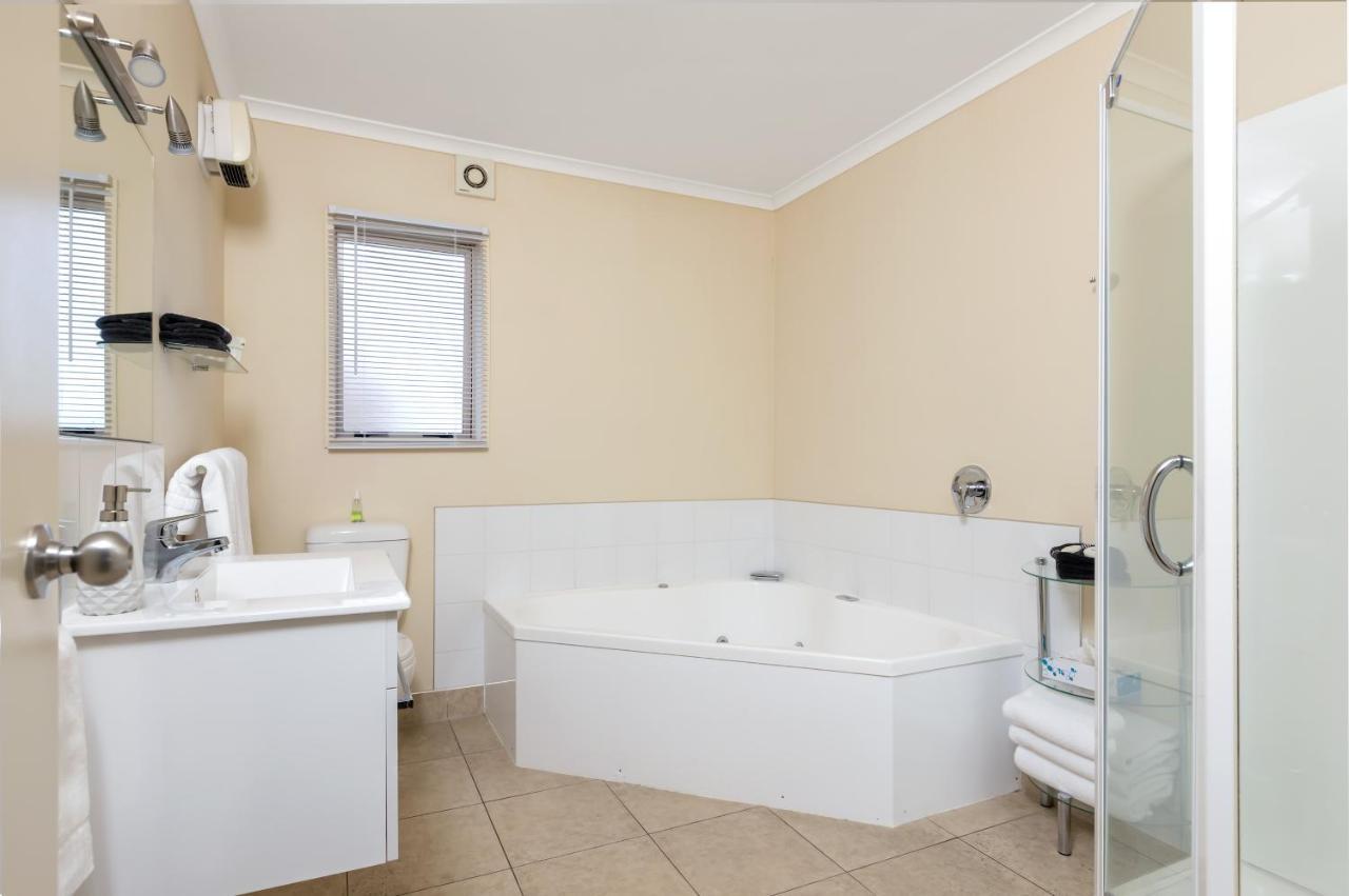 Bk'S Chardonnay Motor Lodge Masterton Esterno foto